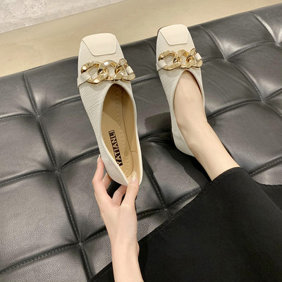 Mūsdienīgi sieviešu apavi ar metāla elementiem