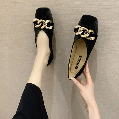 Mūsdienīgi sieviešu apavi ar metāla elementiem