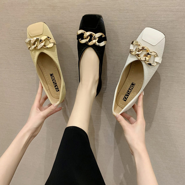 Mūsdienīgi sieviešu apavi ar metāla elementiem