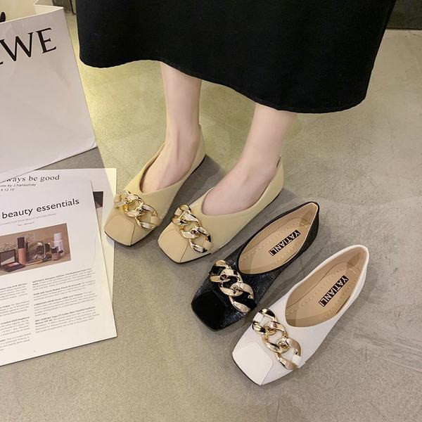 Mūsdienīgi sieviešu apavi ar metāla elementiem