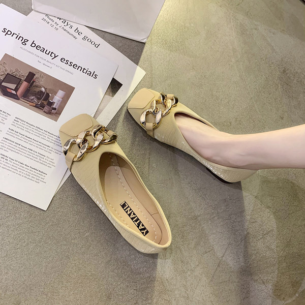 Mūsdienīgi sieviešu apavi ar metāla elementiem