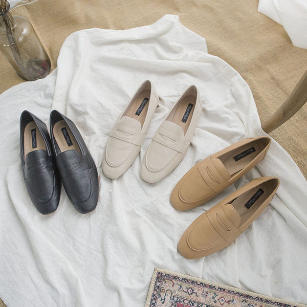 Model simplu de pantofi din piele ecologica cu talpa plate