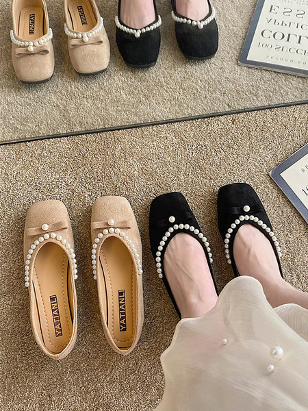 Aktuāli sieviešu apavi ar pērlēm un plakanu zoli