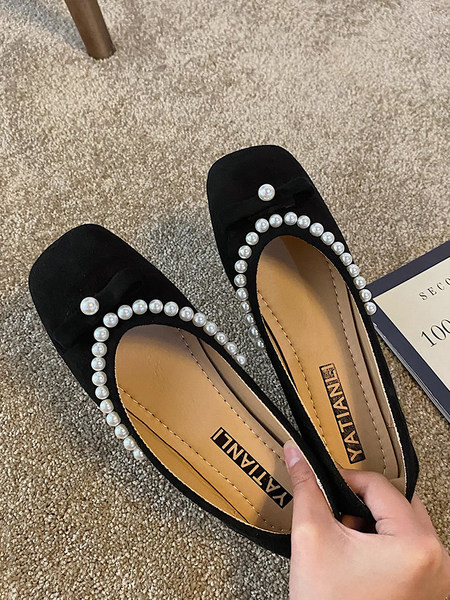 Aktuāli sieviešu apavi ar pērlēm un plakanu zoli