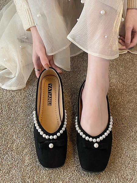 Aktuāli sieviešu apavi ar pērlēm un plakanu zoli