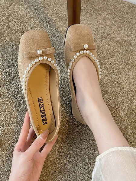 Aktuāli sieviešu apavi ar pērlēm un plakanu zoli