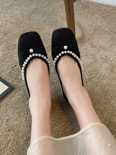 Aktuāli sieviešu apavi ar pērlēm un plakanu zoli