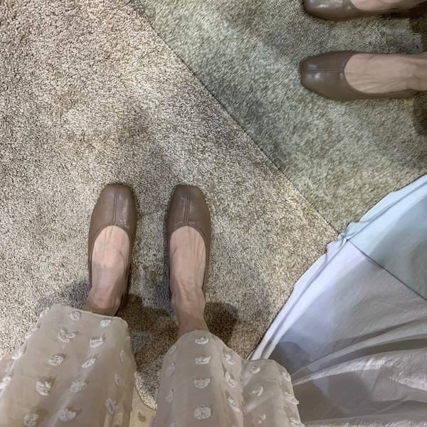 Jauns sieviešu ādas apavu modelis ar plakanu zoli - vairākas krāsas