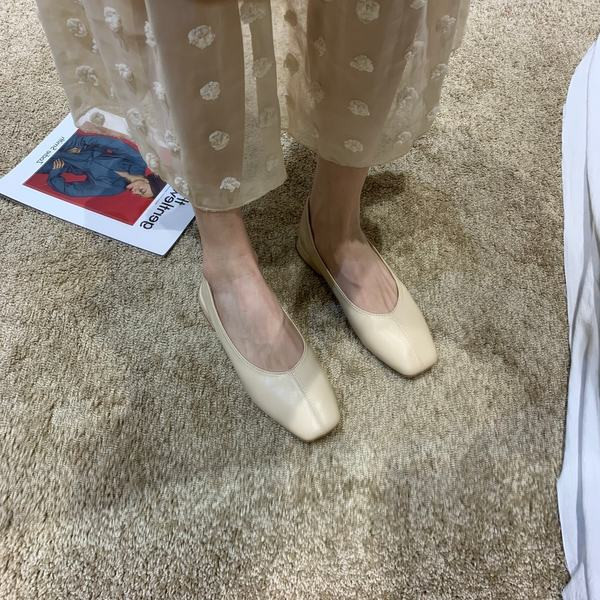 Jauns sieviešu ādas apavu modelis ar plakanu zoli - vairākas krāsas