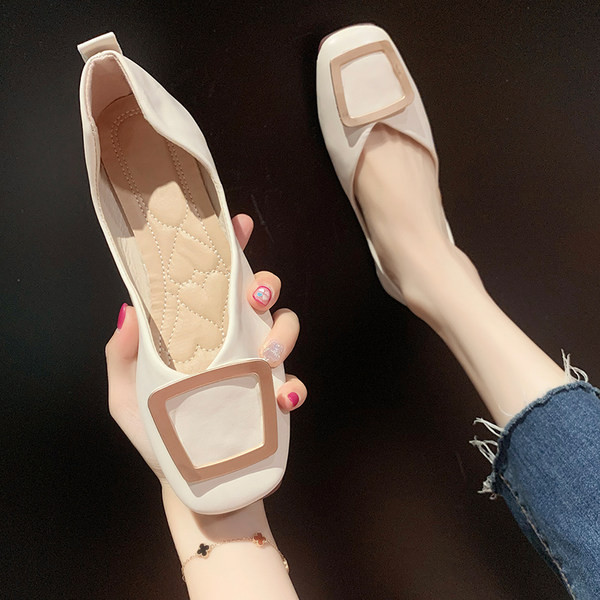 Jauns kvadrātveida apavu modelis ar metāla elementu