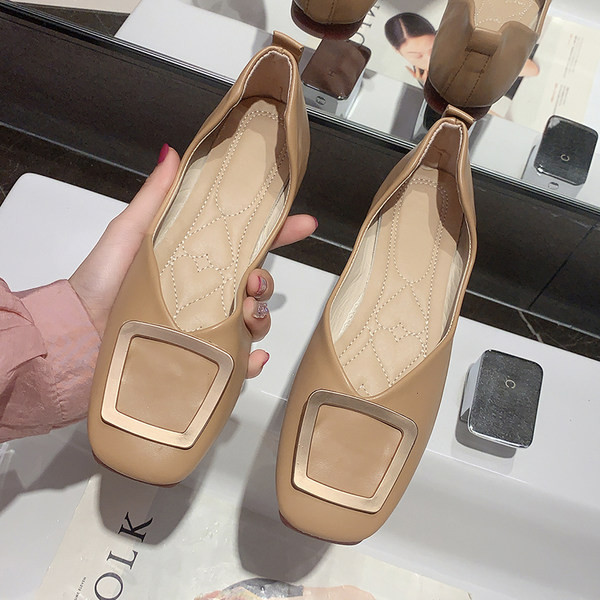 Jauns kvadrātveida apavu modelis ar metāla elementu