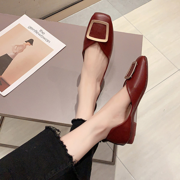 Jauns kvadrātveida apavu modelis ar metāla elementu