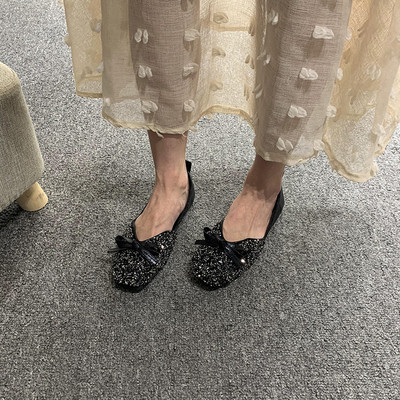 Mūsdienīgi sieviešu ikdienas apavi ar spīdīgām daļiņām un lenti