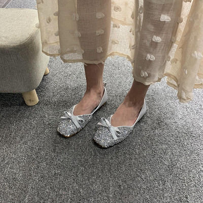 Mūsdienīgi sieviešu ikdienas apavi ar spīdīgām daļiņām un lenti