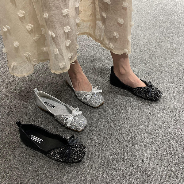 Mūsdienīgi sieviešu ikdienas apavi ar spīdīgām daļiņām un lenti