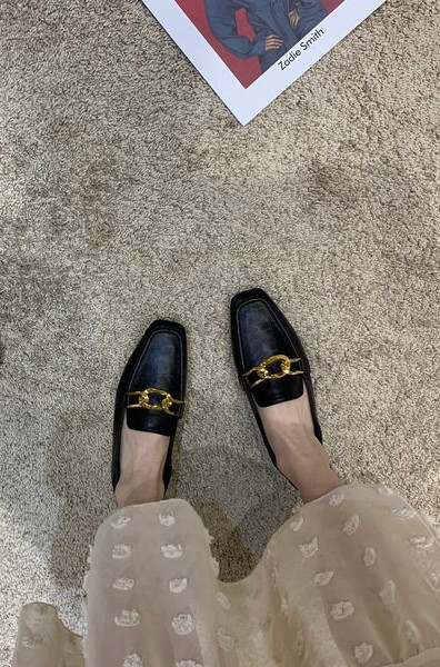 Jauns sieviešu apavu modelis ar metāla elementu - vairākas krāsas