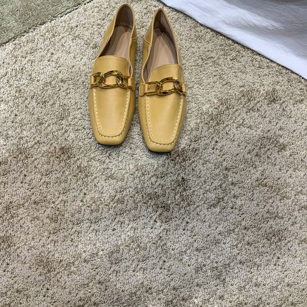 Jauns sieviešu apavu modelis ar metāla elementu - vairākas krāsas