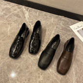 Sieviešu apavi Britu stilā no lakādas un eko ādas