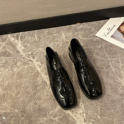 Sieviešu apavi Britu stilā no lakādas un eko ādas