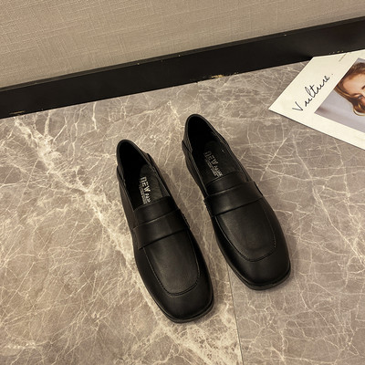 Sieviešu apavi Britu stilā no lakādas un eko ādas