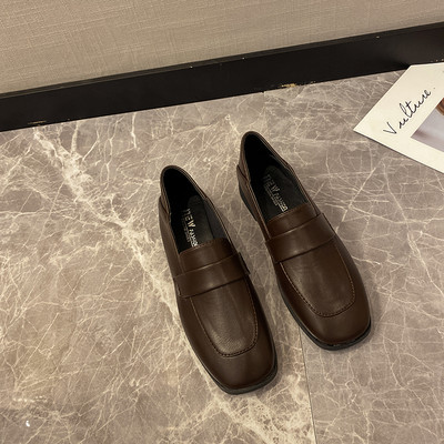 Sieviešu apavi Britu stilā no lakādas un eko ādas