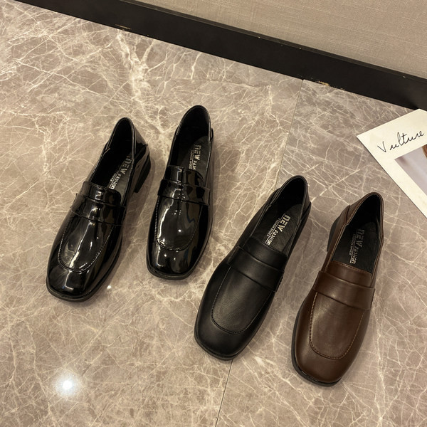 Sieviešu apavi Britu stilā no lakādas un eko ādas