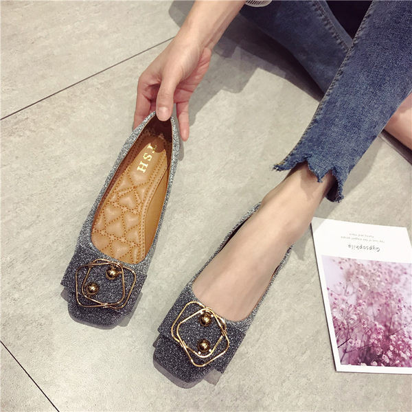 Ikdienas sieviešu apavi ar metāla apdari un spīdīgu efektu