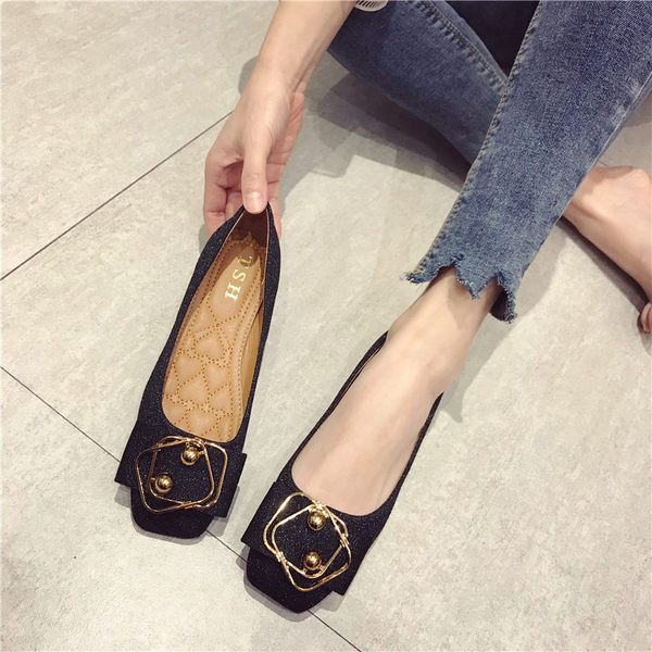 Ikdienas sieviešu apavi ar metāla apdari un spīdīgu efektu