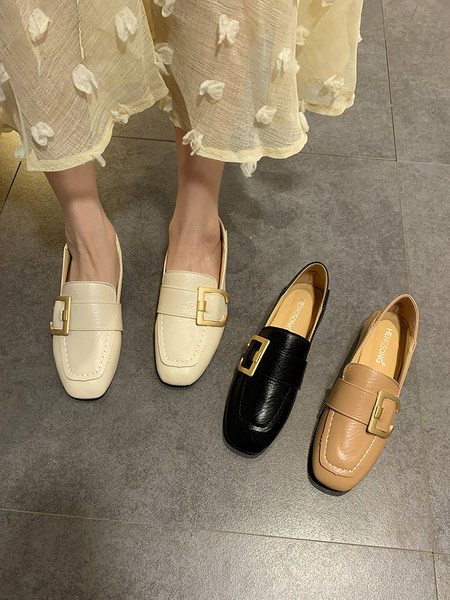 Sieviešu apavi no eko ādas ar metāla elementu