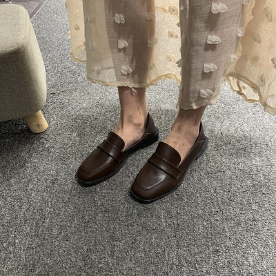 Sieviešu ādas apavi ar plakanu zoli