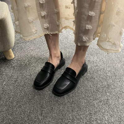 Sieviešu ādas apavi ar plakanu zoli