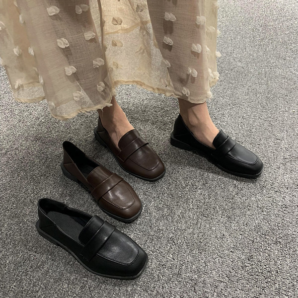 Sieviešu ādas apavi ar plakanu zoli