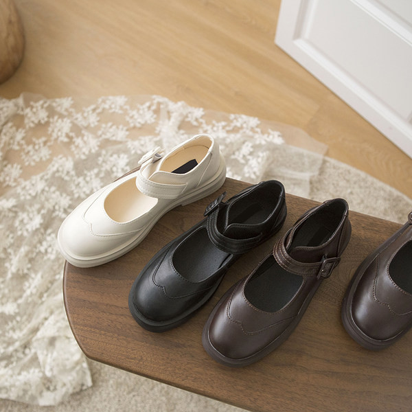 Sieviešu ikdienas apavi no eko ādas ar siksniņu un sprādzi