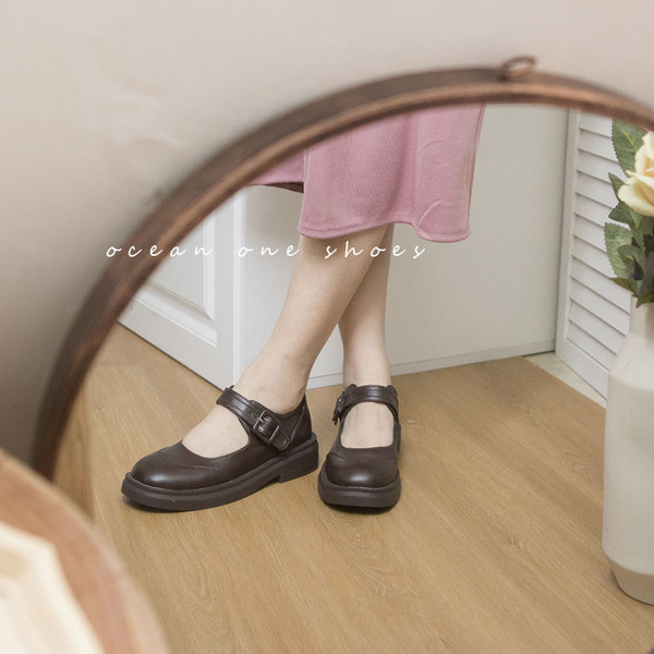 Sieviešu ikdienas apavi no eko ādas ar siksniņu un sprādzi