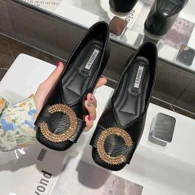 Sieviešu ikdienas apavi ar kvadrātveida formu un akmeņiem