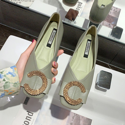 Sieviešu ikdienas apavi ar kvadrātveida formu un akmeņiem