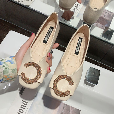 Sieviešu ikdienas apavi ar kvadrātveida formu un akmeņiem