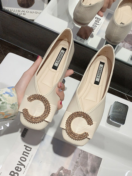 Sieviešu ikdienas apavi ar kvadrātveida formu un akmeņiem