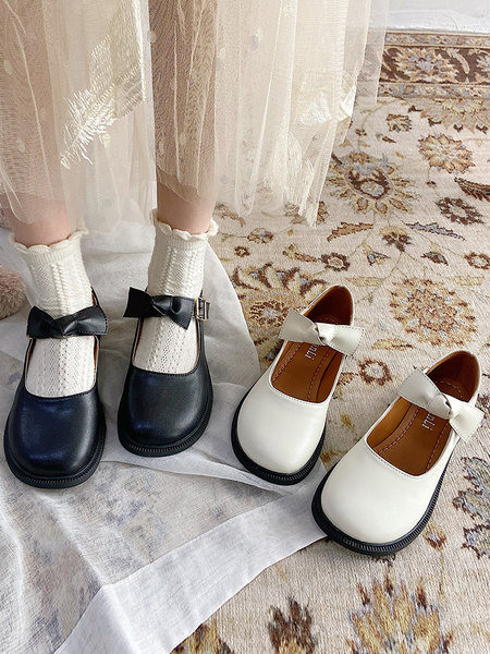 Modernas sieviešu ādas apavi ar lenti un sprādzi