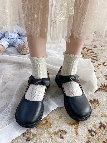 Modernas sieviešu ādas apavi ar lenti un sprādzi