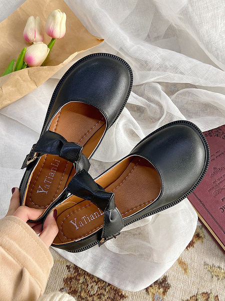 Modernas sieviešu ādas apavi ar lenti un sprādzi