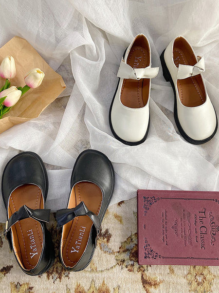 Modernas sieviešu ādas apavi ar lenti un sprādzi