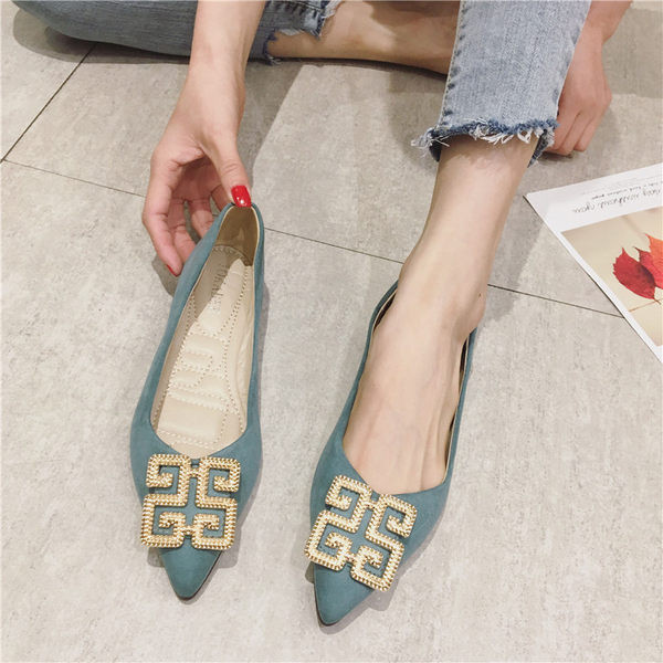 Sieviešu ikdienas apavi ar metāla apdari - smails modelis