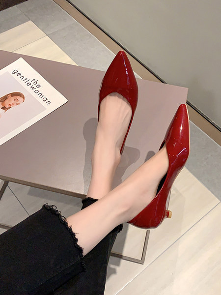 Sieviešu smailas lakotas kurpes ar papēžiem