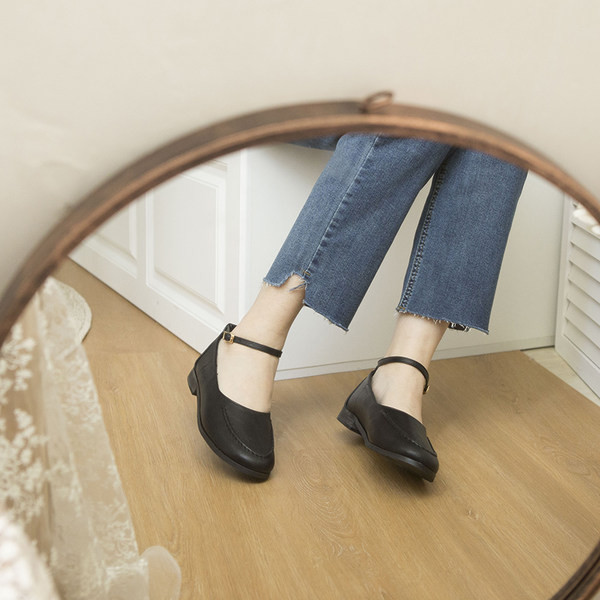 Zaoblené ležérne topánky s remienkom na členku a prackou