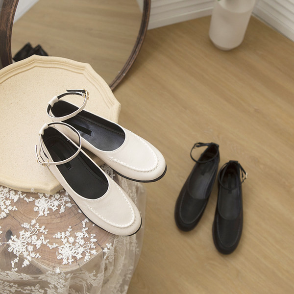 Zaoblené ležérne topánky s remienkom na členku a prackou