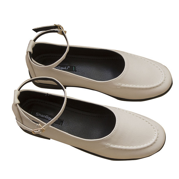 Zaoblené ležérne topánky s remienkom na členku a prackou