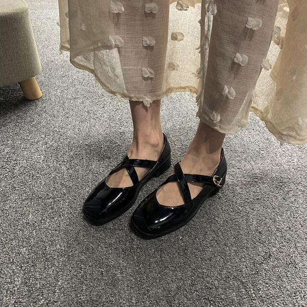 Sieviešu ādas apavi ar plakanu zoli un krusteniskām siksnām