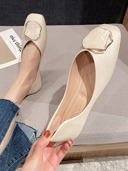 Modernas sieviešu ādas apavi ar metāla apdari