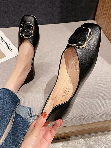 Modernas sieviešu ādas apavi ar metāla apdari